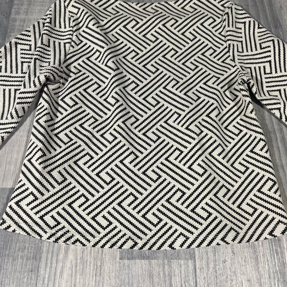 W5 Black and White Geometric Blouse - Picture 6 of 6